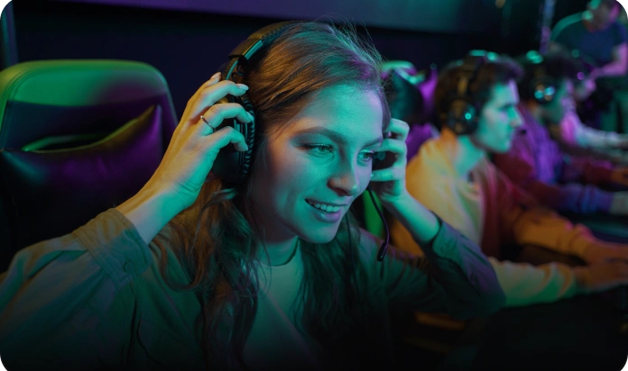 Jogadora de esports com headset numa arena de gaming iluminada