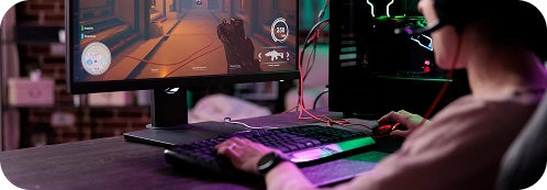 Jogador concentrado a competir num computador gaming