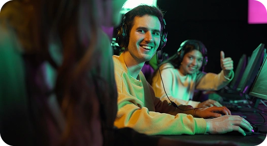 Equipa de jogadores a sorrir durante uma sessão de gaming competitivo