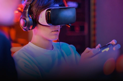 Jogador com headset de realidade virtual durante uma experiência gaming